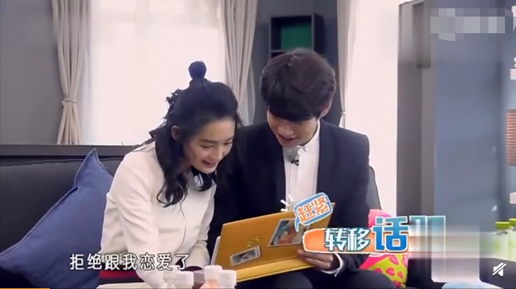 李沁魏大勋海边度假动作亲密,有谁注意魏大勋手的位置