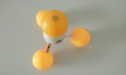 用乒乓球做的甲烷的球棍模型!