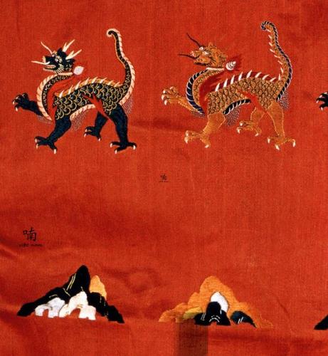 实拍日本天皇龙袍:装饰代表天子的日月星辰十二章,绣