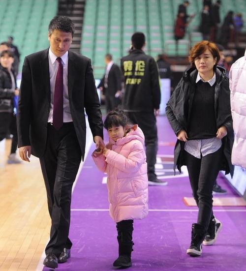 郭士强赛后携爱女离场