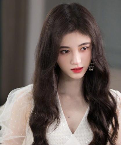 鞠婧祎的发量为何那么多?头皮上"发粉"说明一些,密集恐惧者慎看