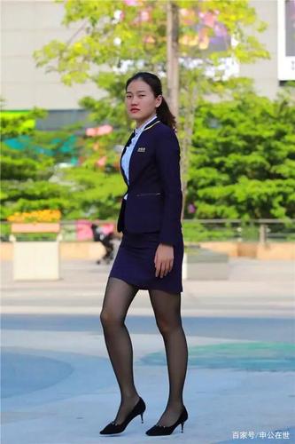 职业装黑丝袜高跟鞋,让姑娘尽情展现职场风范.