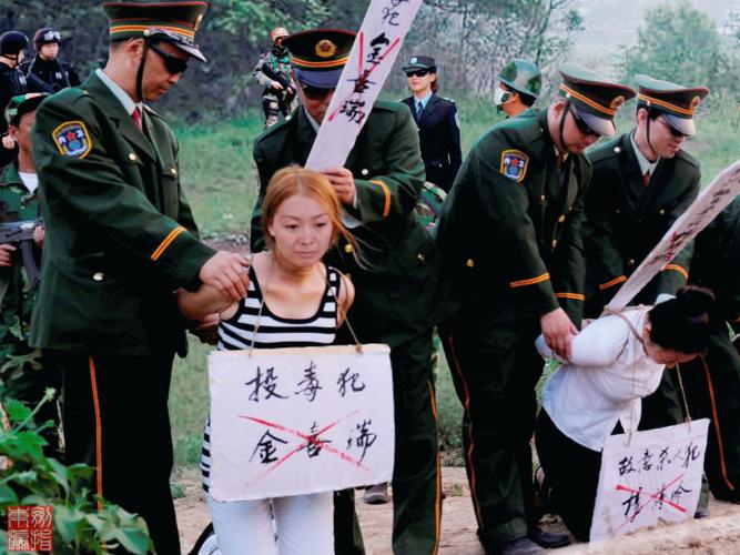 公审公判大会上的女犯罪嫌疑人格外引人注目法制警示教育宣传片