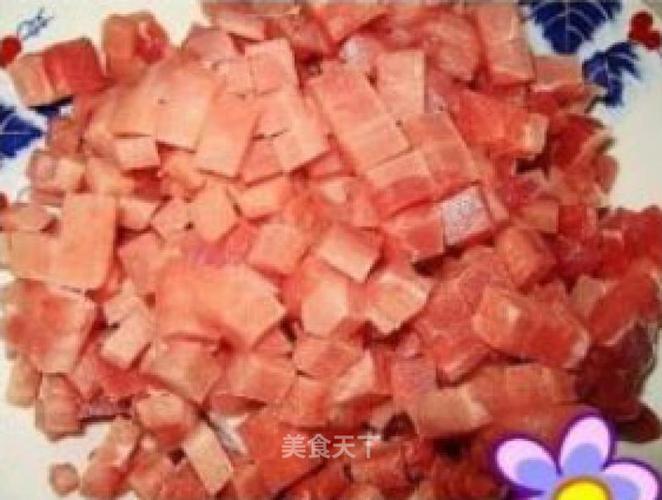 里脊肉一块切丁.