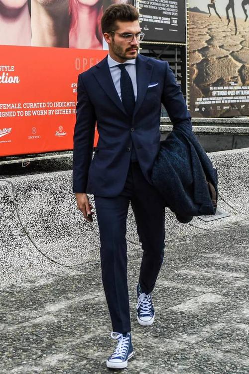 在西装休闲搭配造型中,匡威布鞋能为造型带来时尚感,不会让别人觉得