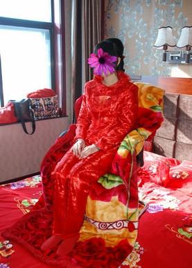 搬把椅子到炕上,铺上男方带来的大红毛毯,新娘端坐椅子上