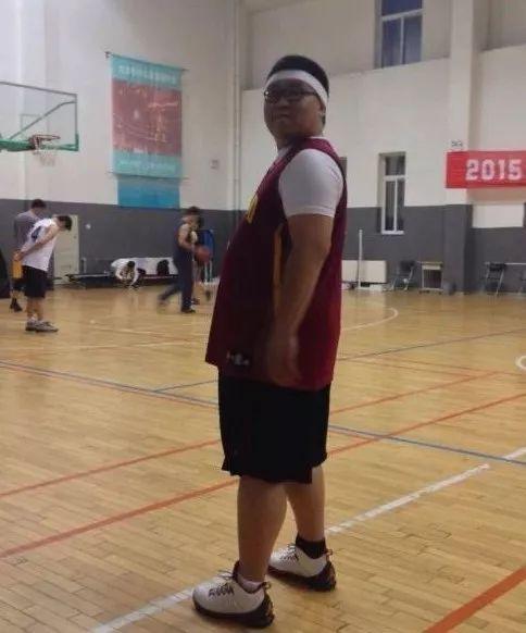 其实也不是这样,事实上他并不是不欢运动,而且很喜欢打篮球,180的身高