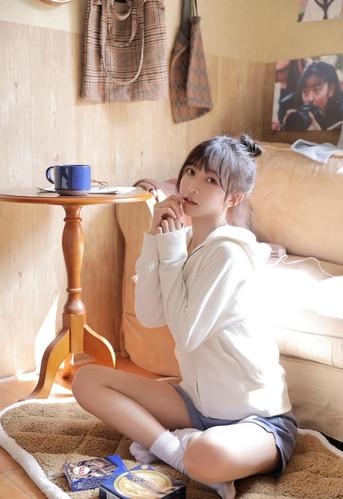 丸子头美女白皙俏皮时尚写真图片