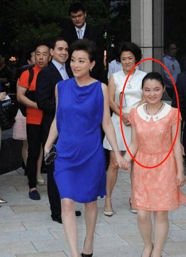 杨澜的女儿脸盘比较圆,脸上肉也比较多,虽然长相清秀可爱,但是似乎