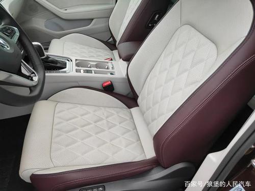 双色拼接的打孔真皮座椅,能加热能通风.