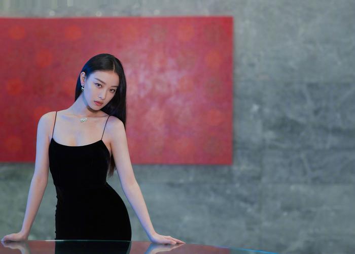 倪妮参加风尚大典,一袭黑色吊带礼服裙,太美了