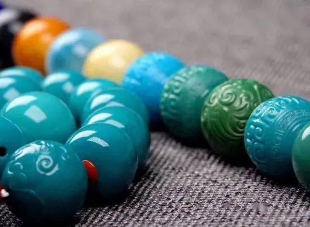 首先要搞清楚绿松石颜色不同的原因,绿松石主要成分就是铜铁铝,当某种