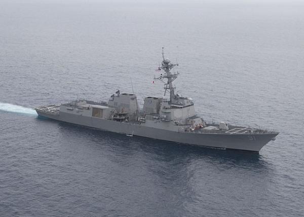 美国派出的"阿利·伯克"级驱逐舰"平克尼"号