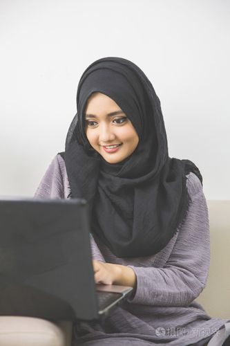 穆斯林女人的头围巾的微笑