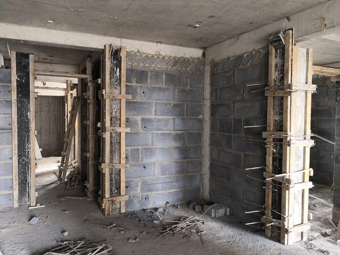 10层西段构造柱模板安装50%