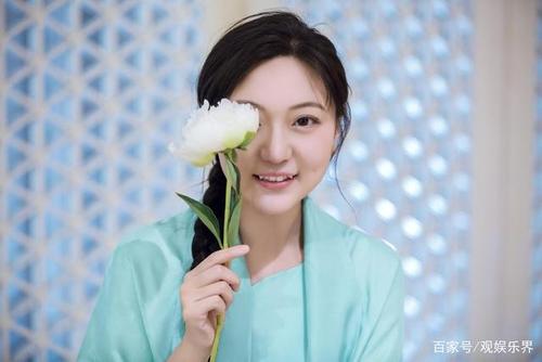 国风歌者刘珂矣「暄花·照」主题写真明媚发布