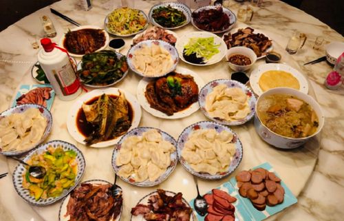 明星晒年夜饭,王鸥的精致,贾乃亮的豪华,但唯独任达华的最亮眼