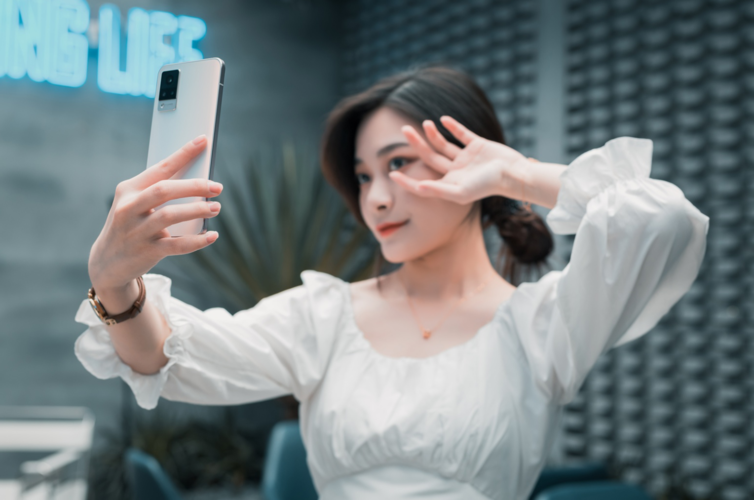 全方位升级解锁手机自拍新姿势vivos9模特美图欣赏