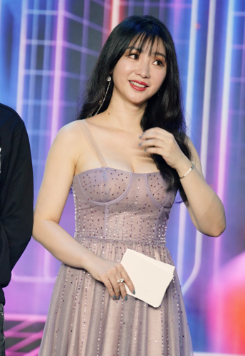 柳岩终于翻车了,故意穿小号抹胸连衣裙秀身材,130斤太