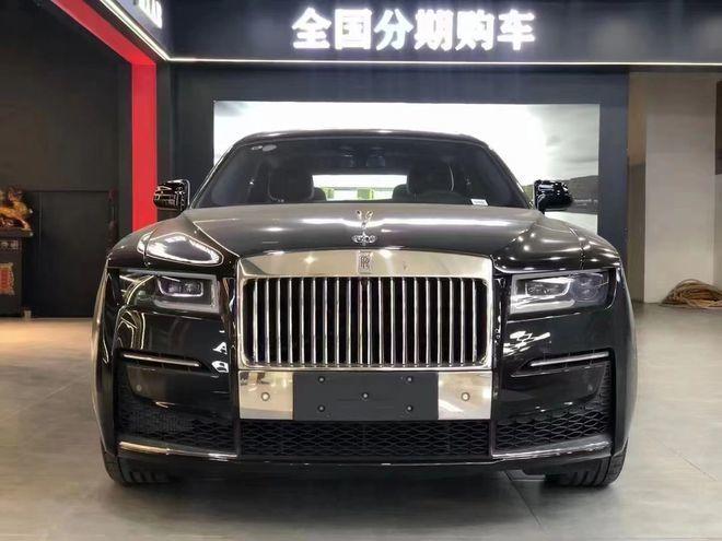 劳斯莱斯古思特加长版是劳斯莱斯历史上最快的量产车,作为入门级车型