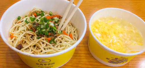 面馆的热干面和蛋酒