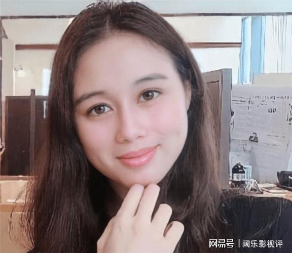 赌王幼女何超欣进清华攻读硕士,哥哥何猷君发文:全家为你骄傲