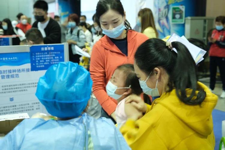 疫苗接种点哇声一片原来是教育幼儿园的小朋友在打疫苗