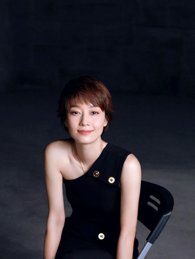 马伊琍的简约风好惊艳,一身黑的穿搭look魅力四射,简约时髦