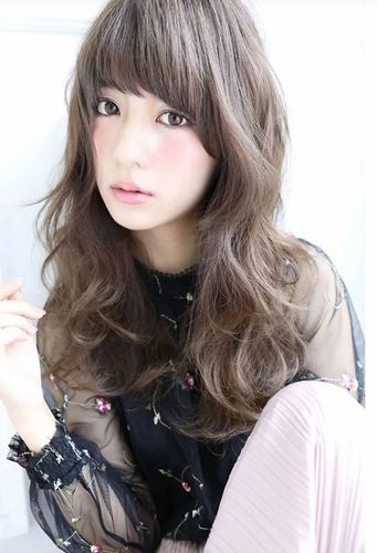 2020女长发烫发发型图片 一见倾心的女生卷头发