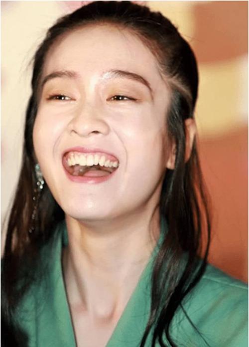 原创女明星大笑瞬间,唐嫣夸张,热巴认不出,看到最后一位:拯救了太阳系