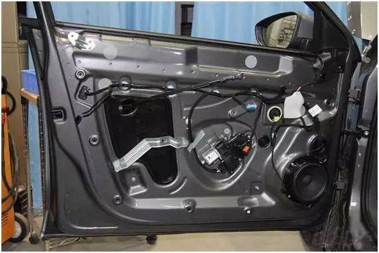 车门不止是扇门 车门内部结构非常复杂,里面含有众多零件:门锁