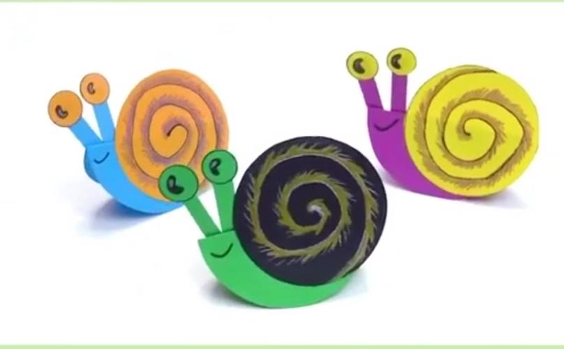 对啦～今天我们要学习制作手工《小蜗牛》