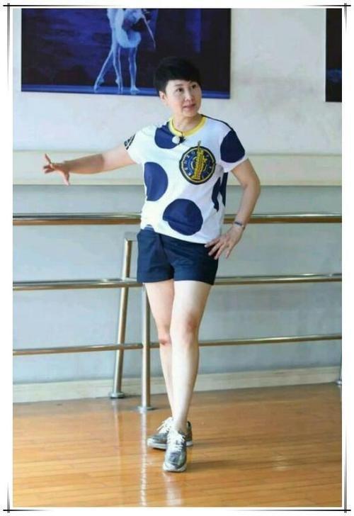 张凯丽一边开美颜遮皱纹,一边穿老气的衣服,完全是