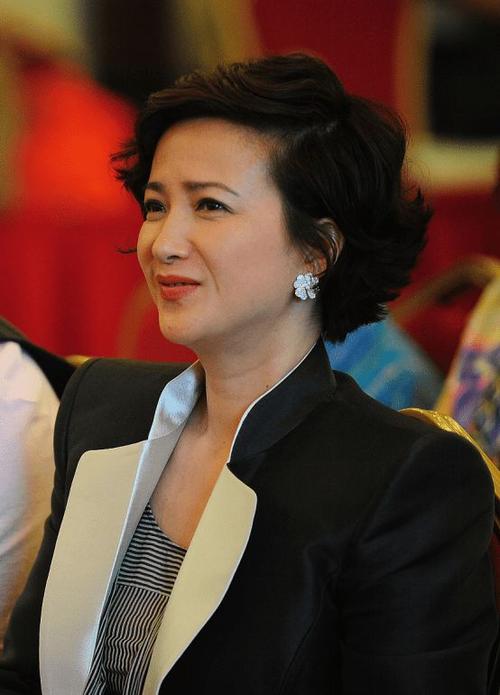 感觉何晴这样的女人真有魅力,啥造型都能轻松驾驭,颜值还不显老