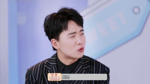 郭麒麟张若昀秀"塑料"兄弟情,谈到钱的问题,两人的回答太现实