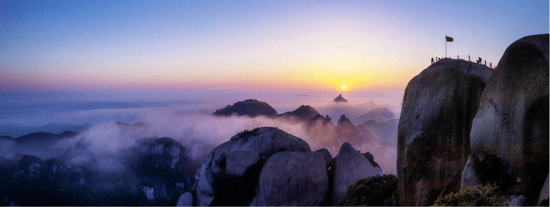 乌山,位于诏安,云霄,平和交界,因山外表呈乌黑色,故名.