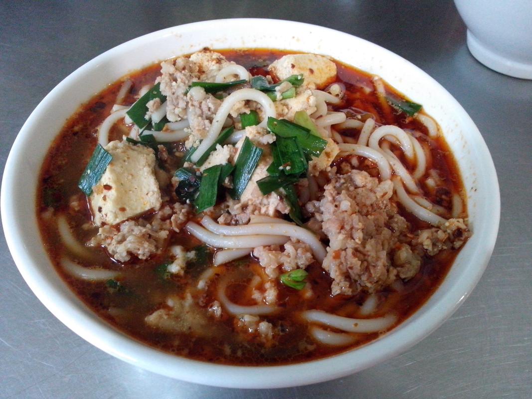 展开全部 云南昆明小锅臭豆腐米线