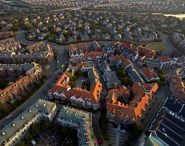 泰晤士小镇方松街道境内地势平坦,气候宜人;道路纵横,交通便捷