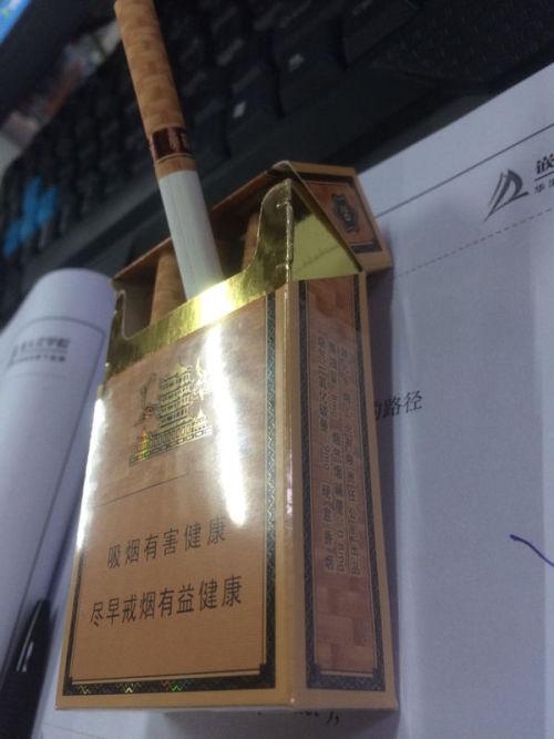 今天花了16元买的黄鹤楼雅香金硬盒怎么跟以前的不一样啊,烟嘴变成