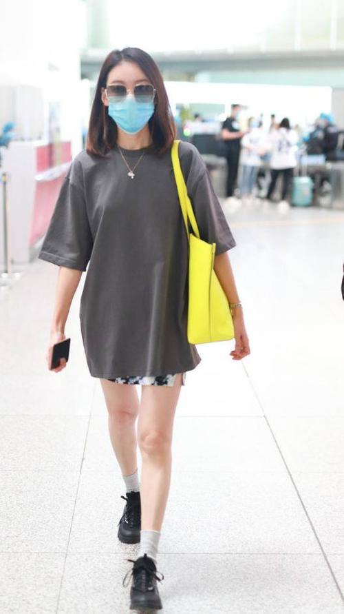 高露穿衣秀身材,双腿白皙肤色叫人羡慕,腿上没赘肉打扮更随性