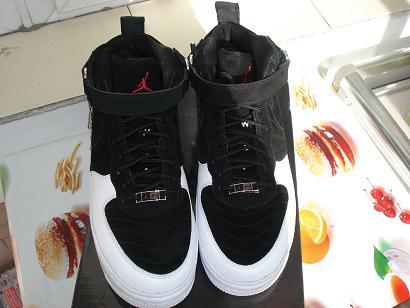 舌头上有红色的小飞人和"two3"的字样,这张图应该是看不清楚的