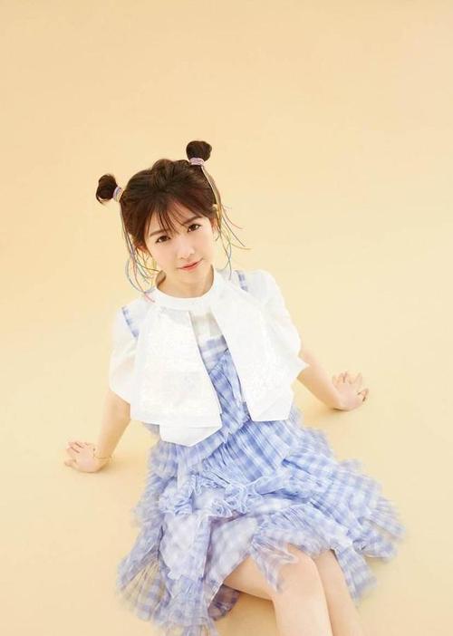 本以为赖美云的"肉感腿"驾驭不了t恤裙,尝试一次后,这