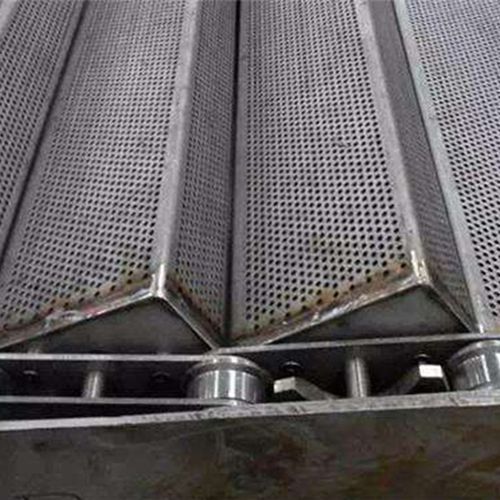 网板式格栅机主要是采用不锈钢网板制成阶梯式的滤网,垃圾的