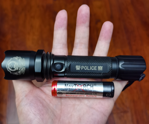 不需要老编来吹捧呢,因为老编上个月才发现,十来年前配发的警用手电