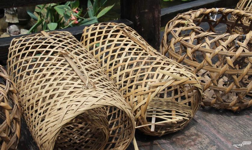 鸡笼,鸭笼,猪笼,还有圆圆的不知叫什么?