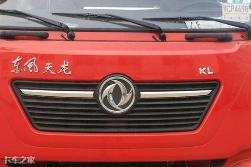 kl中网采用黑色倒梯形表现,上层镶嵌有银色的镀铬边条和"双飞燕"车标