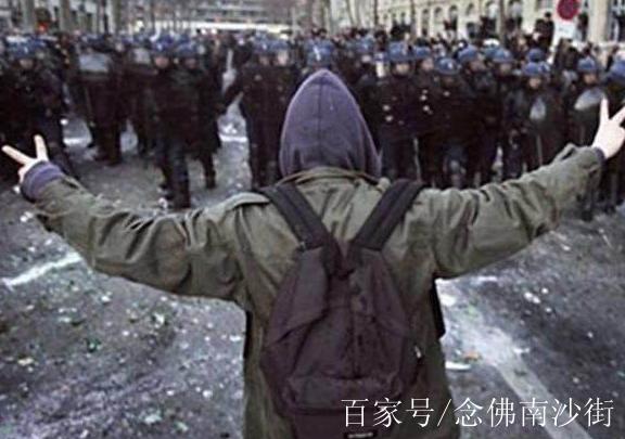 最虐心的人性图:你要当一辈子懦夫还是英雄,哪怕只有几秒钟