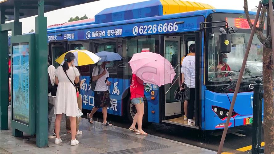 原创雨天等公交车实拍视频_1920x1080_高清视频素材