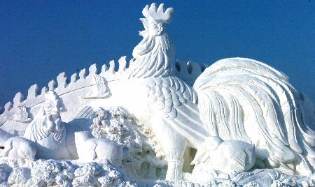 12月31日,第十七届哈尔滨太阳岛雪博会大型主题雕塑"雄鸡报晓"亮相