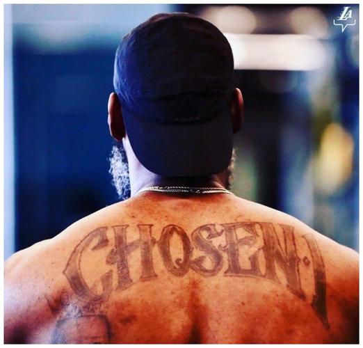 詹姆斯迷彩口罩帅气十足,后背天选之子霸气纹身